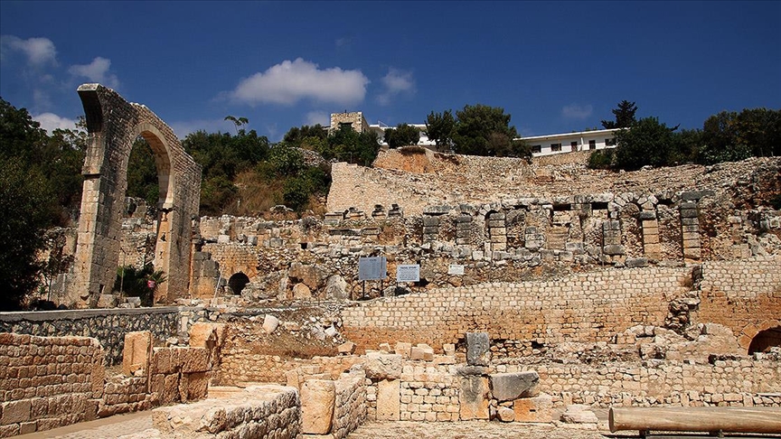 Elaiussa Sebaste Antik Kenti'ndeki hamam sütunları ayağa kaldırılacak