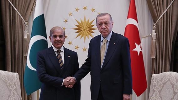 Pakistan premier lauds Türkiye's help to flood victims