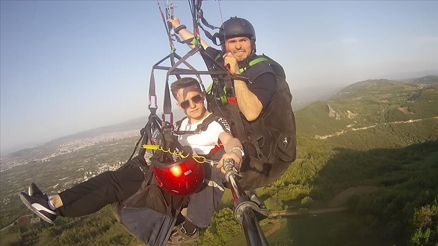 Taking wind power to work: Turkish man paraglides to factory job