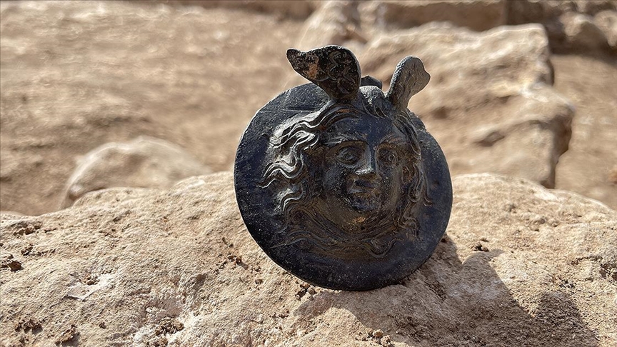 Archaeologists unearth 1,800-year-old military medal in southeastern Türkiye