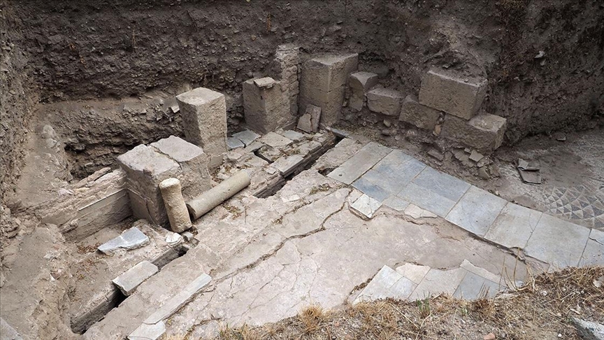 Adramytteion kazısında Roma hamamına ait yer altı ısıtma sistemi bulundu
