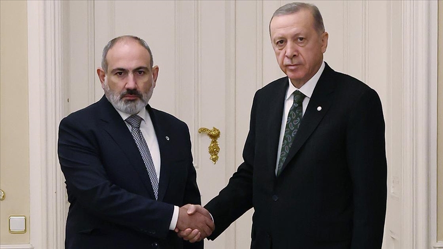 Cumhurbaşkanı Erdoğan, Prag'da Ermenistan Başbakanı Paşinyan'ı kabul etti