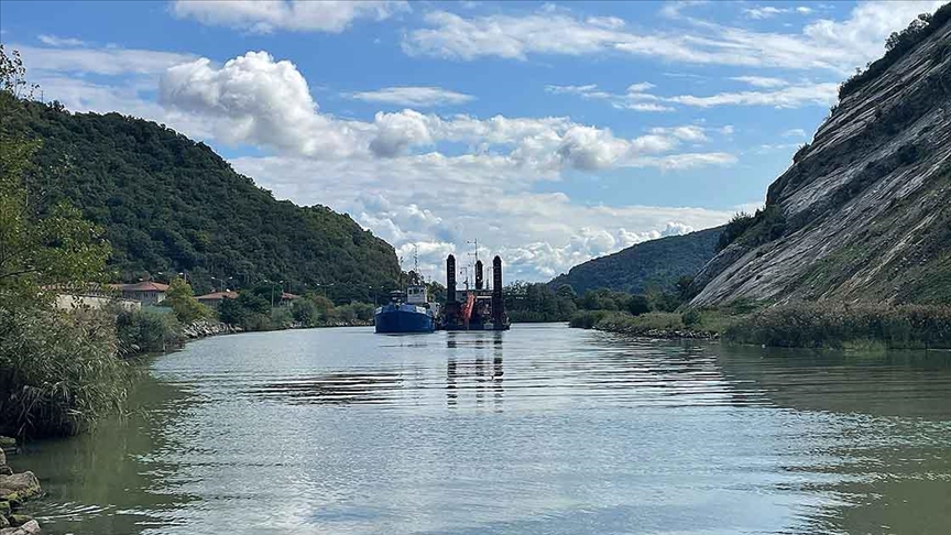 Bartın Irmağı taşkın riskine karşı tarak gemileriyle balçıktan temizleniyor