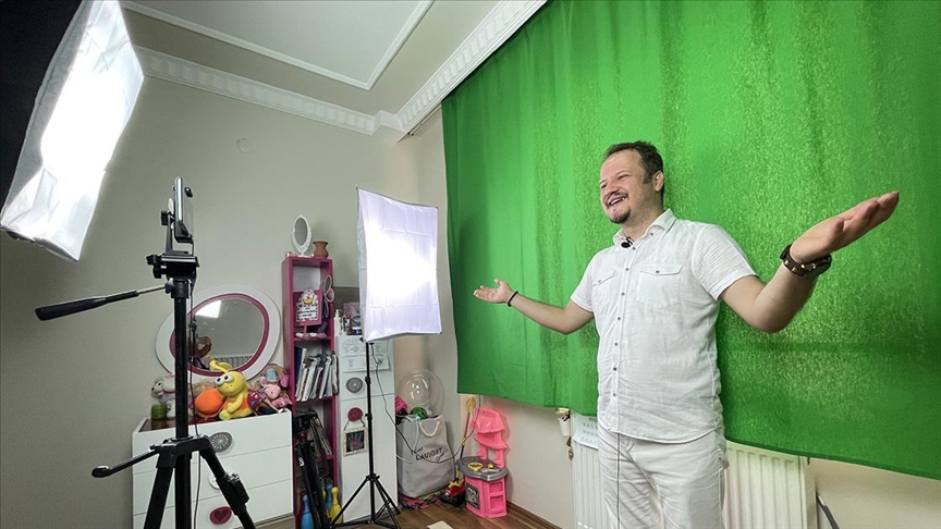 Ümit öğretmen çocuk odasında çektiği videolarla öğrencilere dersleri sevdiriyor