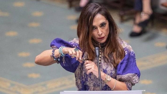 وزيرة خارجية بلجيكا تقص خصلة من شعرها تضامنا مع محتجي إيران