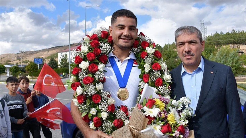 Dünya şampiyonu milli güreşçi Taha Akgül, memleketi Sivas'ta çiçeklerle karşılandı