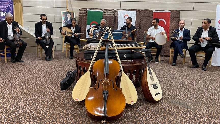 TİKA'dan Cezayir'de müzik grubuna enstrüman desteği