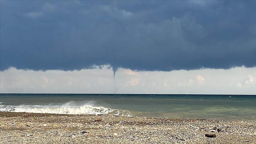 Kastamonu'nun Abana ve Cide ilçelerinde denizde oluşan hortum görüntülendi