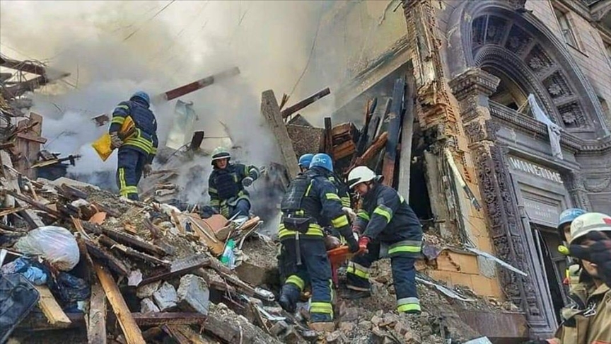 Число погибших при обстреле жилого дома в Запорожье возросло до 5
