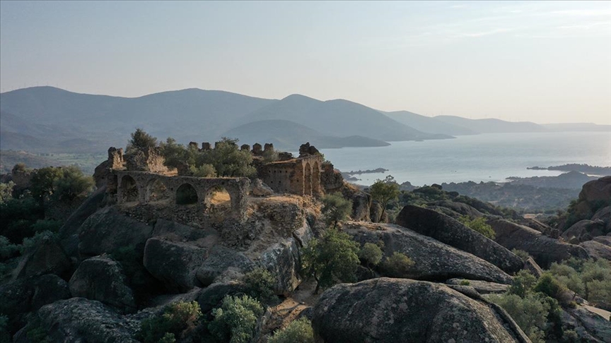 Beşparmak Dağı'na yaslanan Yediler Manastırı antik rotanın uğrak noktası