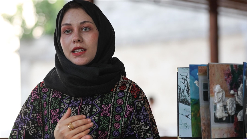 بمنحوتات بارزة.. فنانة فلسطينية تصبح عينا للمكفوفين (تقرير)