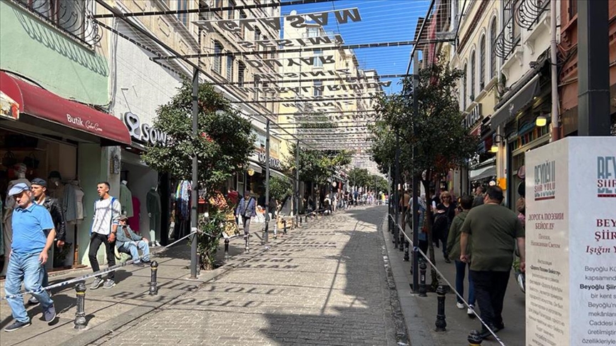 'Işığın Yazdığı Şiir' enstalasyonu ziyaretçilerine farklı bir deneyim yaşatıyor