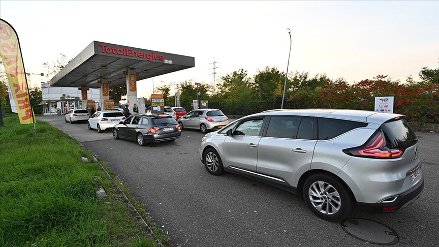 Fransa'da akaryakıt krizi hayatı olumsuz etkiliyor