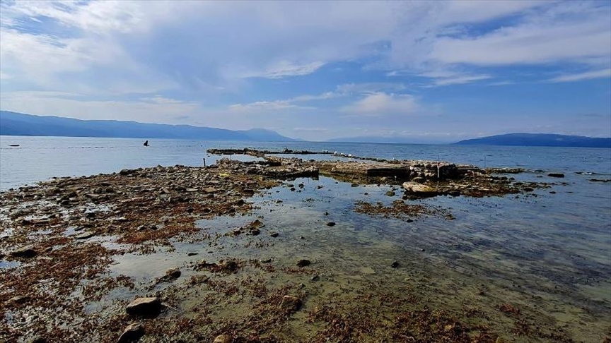 Su çekilmesi yaşanan İznik Gölü'ndeki batık bazilika kıyıyla birleşti