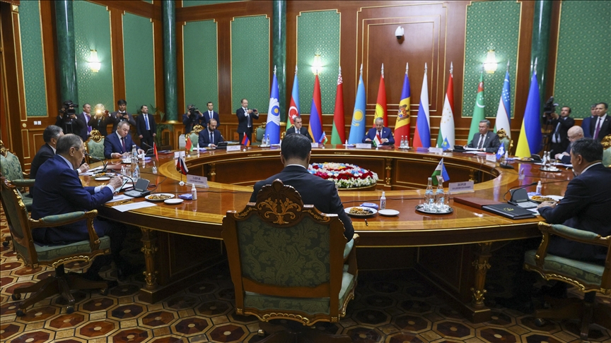 Putin urges CIS countries to make payments in national currencies