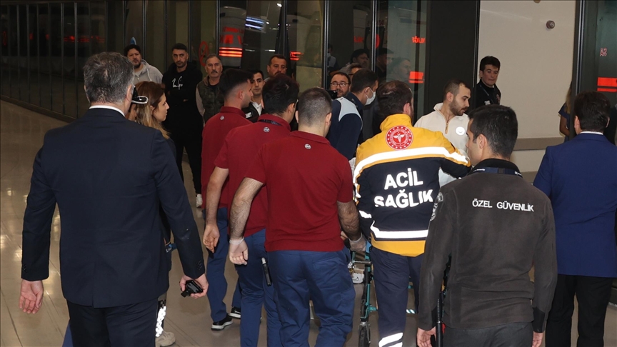 İstanbul'da tedavileri süren maden ocağı patlamasında yaralananların yakınları hastanede bekliyor