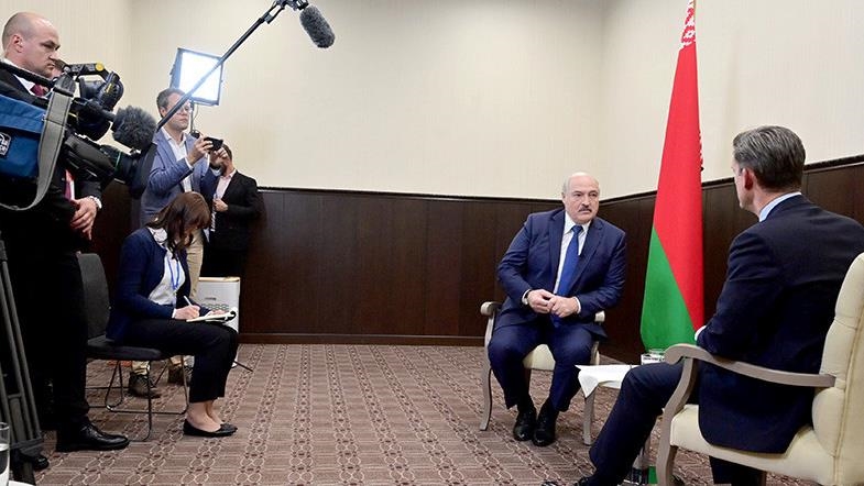Лукашенко: Беларусь не намерена втягиваться в происходящее в Украине