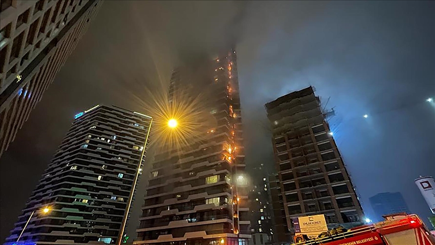 В стамбульской районе Кадыкёй загорелось 24 этажное здание