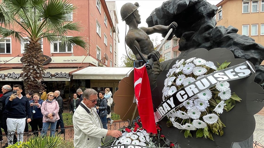 Rus turistler, patlamada hayatını kaybeden madencileri andı