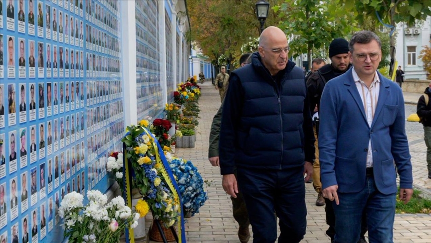 Глава МИД Греции почтил в Киеве память героев Украины