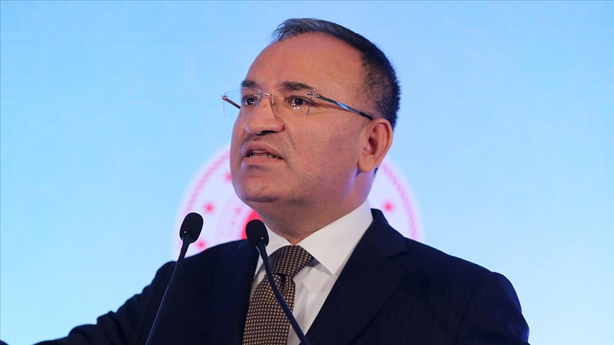 Bozdağ: Hem başı açık hem başını örten vatandaşlarımız bakımından anayasal güvenceyi tahkim eden bir adım atıyoruz