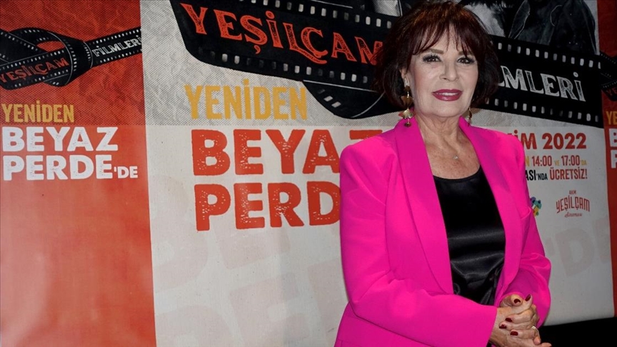 Hülya Koçyiğit "Derman" filmi gösteriminde hayranlarıyla buluştu