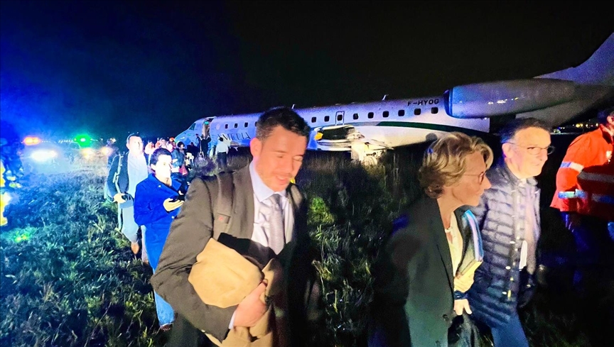 France : Un avion transportant une ministre termine son atterrissage hors-piste (Média)