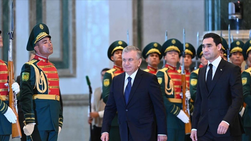 В Ашхабаде прошла церемония официальной встречи президента Узбекистана