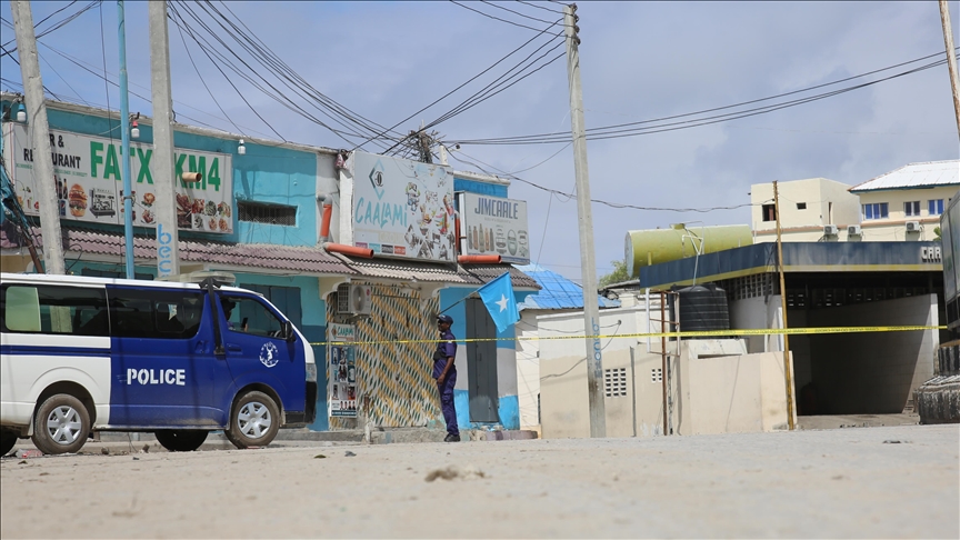 Bomb blast, gunfire at Somali hotel kill 3, wound 8