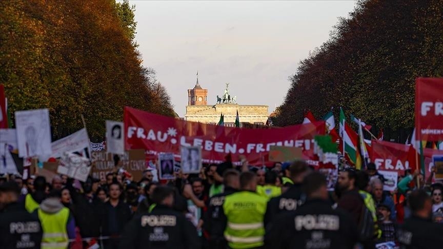 Berlin: Des Dizaines De Milliers De Personnes Défilent En Soutien Aux ...