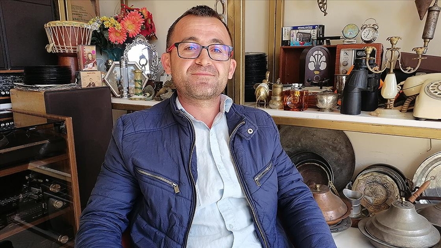Evi antika eşyalarla dolunca dükkan açıp hobisini mesleği yaptı