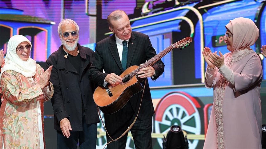 Erdoğan i pranishëm në koncertin e këngëtarit Yusuf Islam, pranon një kitarë si dhuratë