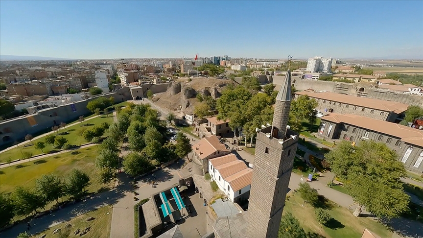 Diyarbakır'daki tarihi camiler FPV dron ile görüntülendi