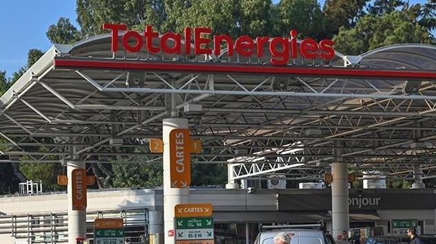 Strikes continue at 2 French refineries