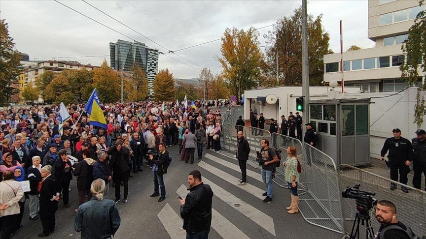 Počeli protesti ispred OHR-a: Građani traže povlačenje odluke ili smjenu Schmidta