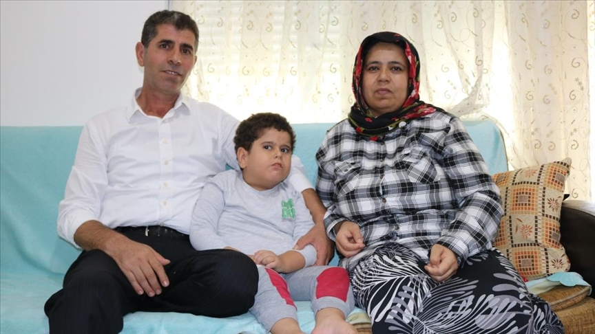 Serebral palsi hastası oğullarının "ilk adımını" atacağı günün hayalini kuruyorlar