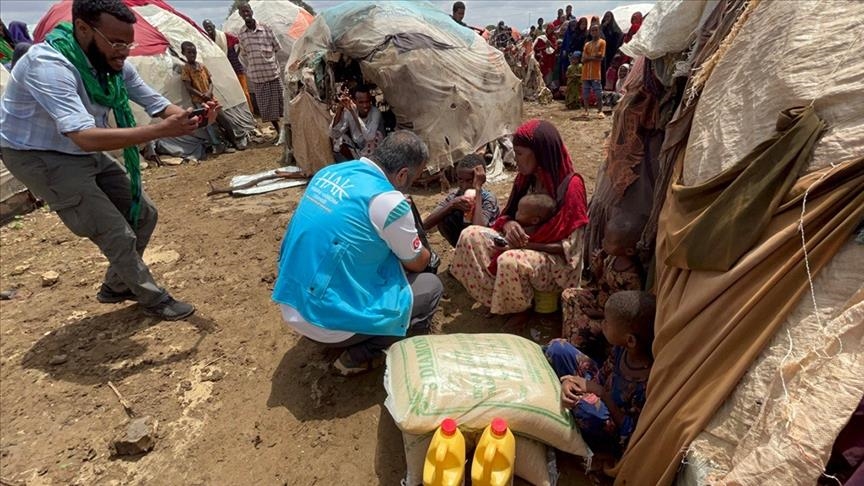 Turkish charity distributes aid to Somalis struggling with famine