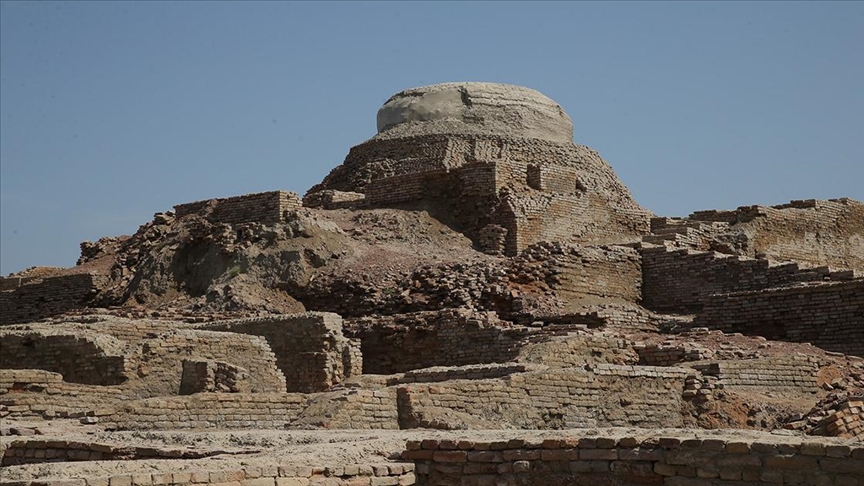 Pakistan'da yağışlardan etkilenen antik kent Mohenjo Daro'da restorasyon sürüyor