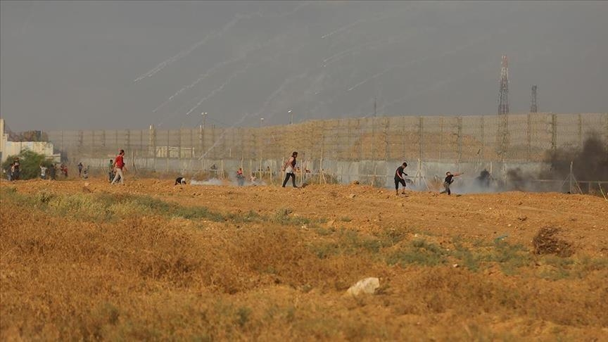 L'armée israélienne tire des grenades lacrymogènes sur des manifestants à la frontière de Gaza