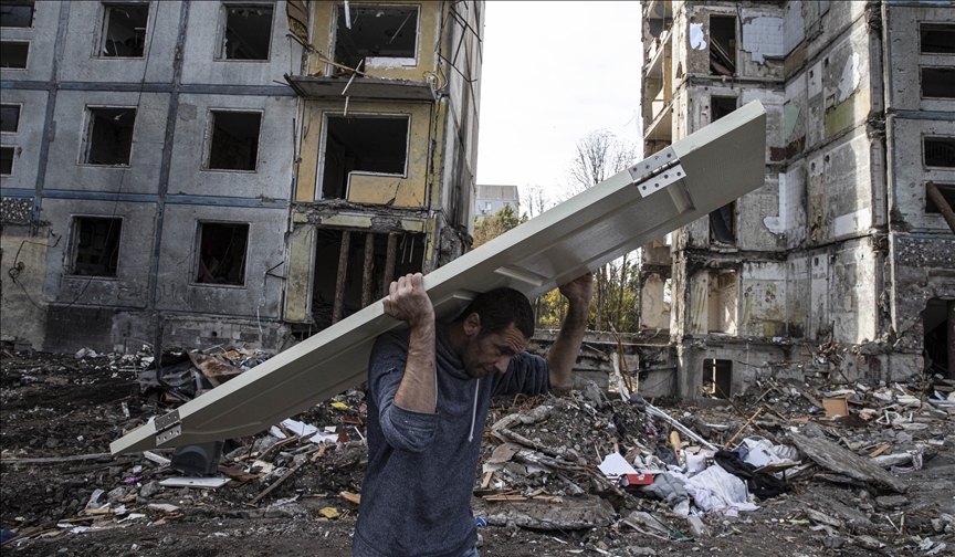 Жители Запорожья на юге Украины устраняют последствия обстрелов ВС РФ  