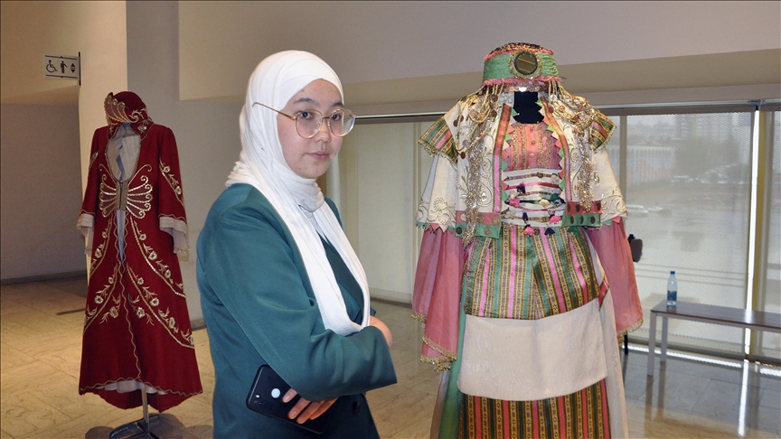  В Бишкеке открылась выставка одежды сельджукского и османского периодов