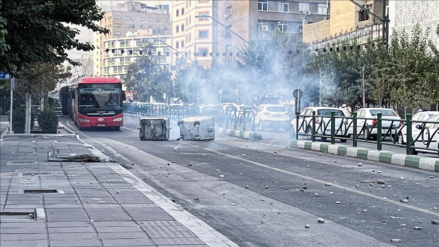 İran'da binlerce kişinin katıldığı Emini'yi anma töreni sonrası polisle bazı göstericiler çatıştı