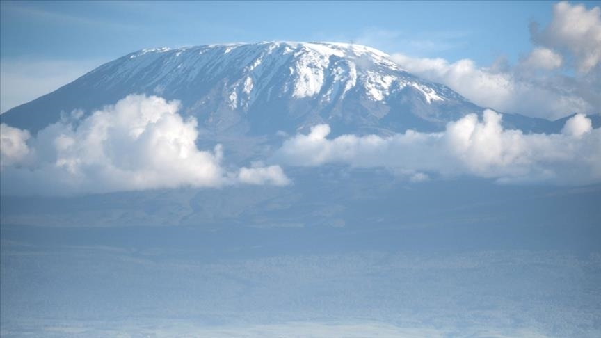 Le Kilimandjaro, plus haut sommet d'Afrique, lutte depuis 6 jours contre un incendie