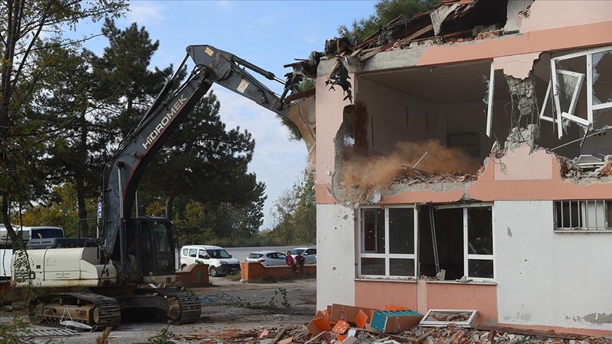 Edirne'de 'riskli bina' olarak belirlenen okul binası yıkılıyor