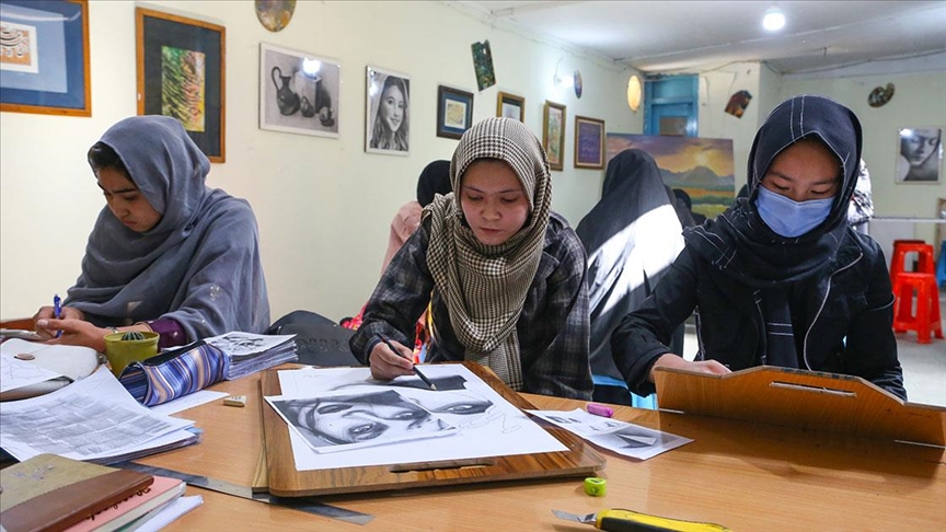 İntihar saldırısından kurtulan Afgan kızı, yaşadığı travmayı resimle atlatmaya çalışıyor