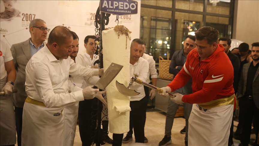 Olimpiyat ve dünya şampiyonu sporcular satır ve baltayla "maraş dondurması" kesti