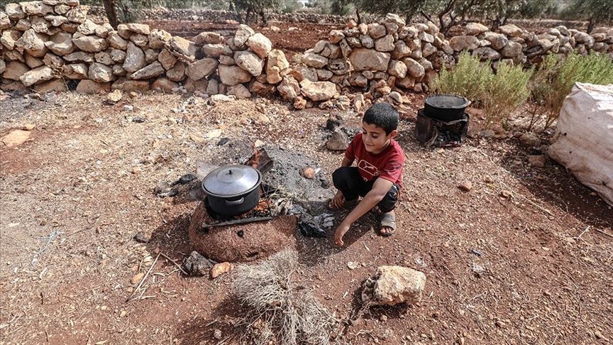 İdlib'deki çadır kamplarda yaşayan siviller ısınmak için naylon ve tezek topluyor