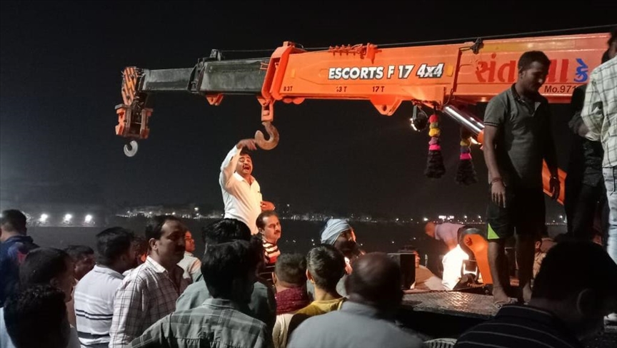 UPDATE - Najmanje 90 poginulih u urušavanju visećeg mosta u Indiji