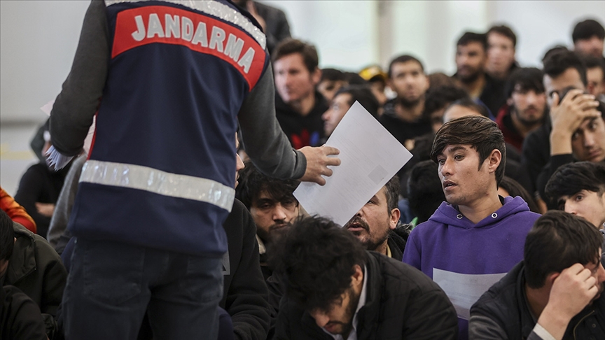 Yılbaşından bu yana 97 bin 448 düzensiz göçmen sınır dışı edildi