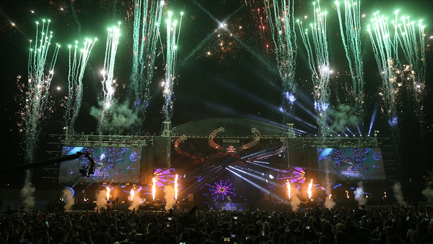 Cizre'de binlerce kişi konser ve DJ performansıyla eğlendi